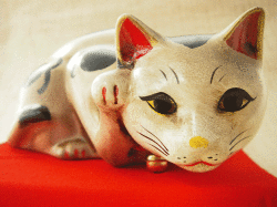 【猫雑貨　招き猫】古色大正猫　眠り招き猫（白）