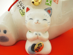 【猫雑貨　招き猫】染錦　福づくし猫（貯金箱）