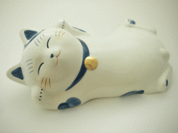 【猫雑貨　陶枕　貯金箱】幸せこいこい猫染付陶枕（貯金箱）