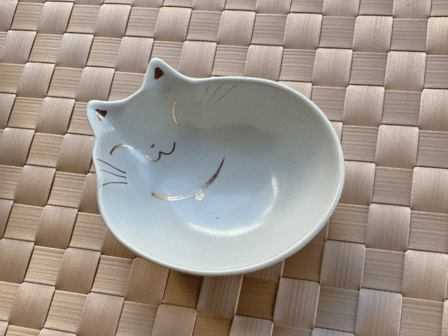 白ネコ　取鉢